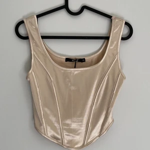 corset topp - Corset topp från bikbok. aldrig använd med prislappen kvar! Passar någon med små bröst som har ca A cupa