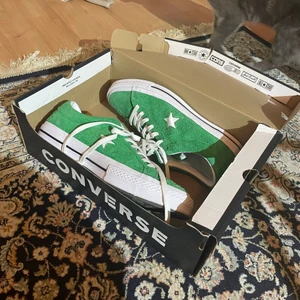 Converse one star - Använda två gånger. Inte riktigt min stil. Köptes för 900kr. Mycket svår färg att få tag på! 