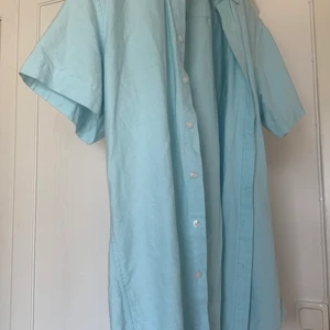 Second hand ljusblå skjorta - Använd någon gång. Second hand köpt. Den är lite oversized för oss som är mellan 150-165 cm. Ett luftigt linne-liknande material som är skönt på sommaren 😙