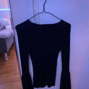 Topp med utsvänga ärmar - Svart topp med utsvänga ärmar. Fler bilder kan ta vid intresse!