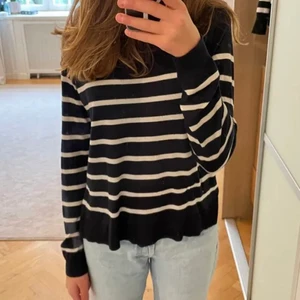 Zara tröja - Säljer denna jättefina tröja från zara! Jätteskön och har inga defekter💓 högsta bud: 150! Köp direkt för: 180