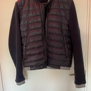 Moncler cardigan - Säljer denna moncler cardigan size m skick 9/10 inga hål fläckar eller slitage ziptags fortfarande blanka säljer för 2500 vid snabbaffär står jag för frakt.