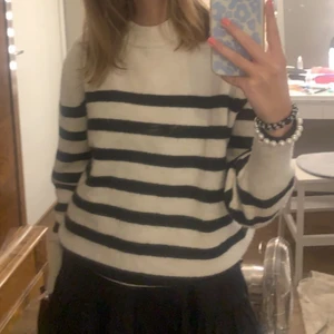 Stickad tröja - Säljer denna trendiga stickade tröja då den inte kommer till användning längre. Jättebra skick då den är köpt för ca 1-2 veckor sedan. Den är i storlek S men är lite mer åt det oversized hållet💗Skriv för fler bilder, köparen står för frakt