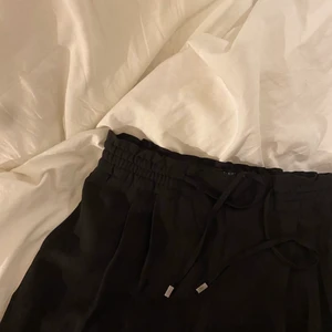 Kostymbyxor från Zara - Ett par kostymbyxor från Zara, använd ett fåtal gånger🤍 Sitter lite lösare men man kan dra åt i midjan. 
