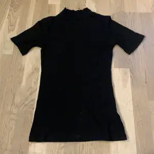 En jätte fin svart polo tröja utan armar 