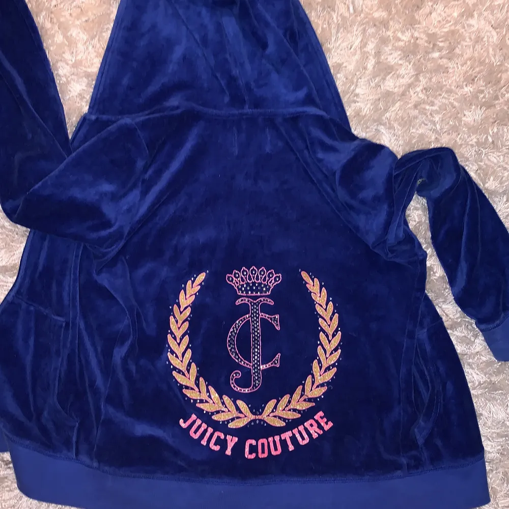 Jättefin blå kofta/zip up hoodie från juicy couture. Använd men inte sliten. Storlek XL i barnstorlek skulle säga att det motsvarar en xs/s.  . Tröjor & Koftor.