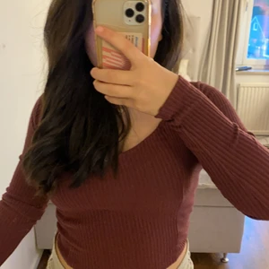 GinaTricot brunröd långarmad tröja  - En mycket fin brunröd långarmad tröja med v urringning, aldrig använd eftersom de var en snabb köp som aldrig kom till användning, den köptes i februari och inte använd en gång 