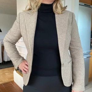 Polo Ralph Lauren, storlek 38 - Snygg och skön höst kavaj i bra skick, storlek 8/38 (samma storlek bara olika benämningar). Kvalitet 77% ull, 18% siden, 5% polyamid. Mycket lite använd!