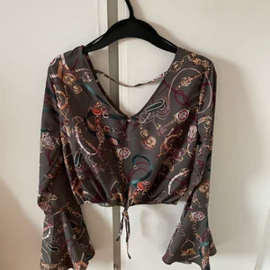 Topp - Grön topp med mönster, storlek M/L, 30kr