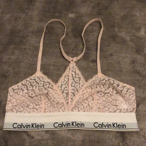 Bh-topp - Superfin ljusrosa bygellös bh med leopard mönstad spetts💗