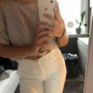 Tröja - Beige linnetröja som man knyter fram. Vet varken storlek eller märke men den är lite stor på mig. Skulle tro att det är M