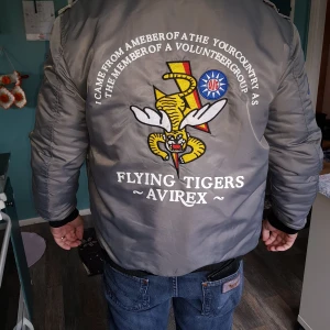 Bomber jacka Flying tiger army - Mycket fin skön Bomber jacka av märket Flying tiger army. Helt ny strl XXL men är bra i storlek då jag har L xl och denna XXL passar perfekt.