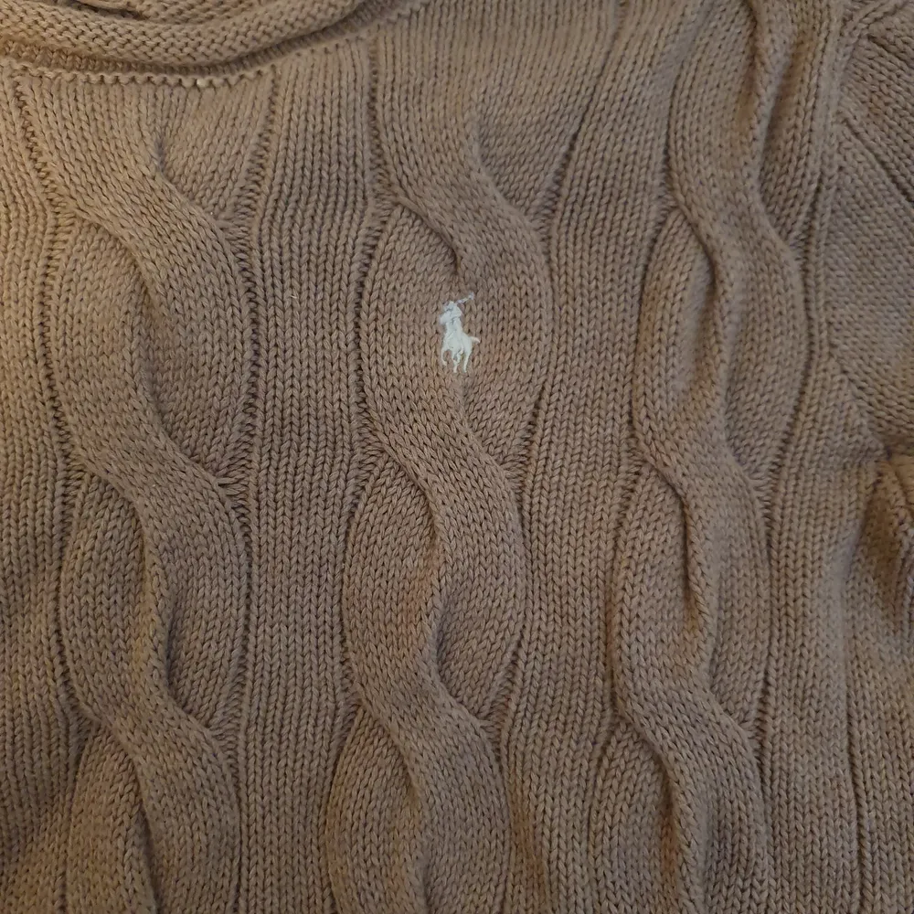 Mörkbeige/brun stickad tröja från Ralph Lauren i storlek XS. Jättefint skick, inga skavanker. Nypris är 1500 kr.. Stickat.