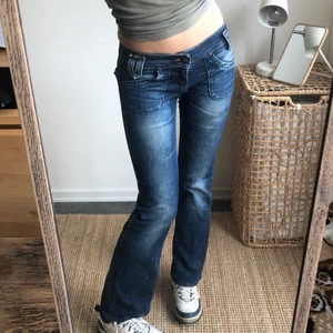 Lee bootcuts - Lågmidjade bootcuts från Lee! Midjemått: 76cm, innerben: 74cm! Jag är 170cm 💕💕 något stretchiga!