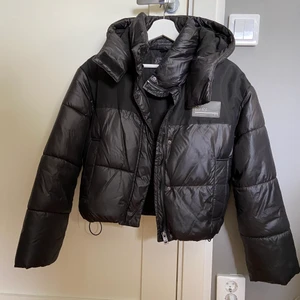 Jacka - Svart vinter jacka från Bershka. Kort i midjan, skön. 