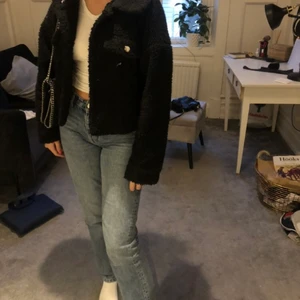 Teddy jacka - Säljer min svarta Teddy jacka från SHEIN då jag inte använder den. Använd men i bra skick✨