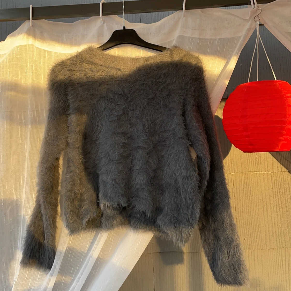 Grå fluffig tjocktröja 