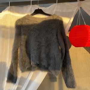 Grå fluffig tjocktröja  - En mörkgrå fluffig tjocktröja från H&M, använd 7-8 gånger. Väldigt bra till vintern👍🏻😋