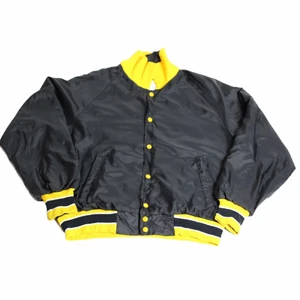 Vintage Racing Jacket  - En riktigt fet svart och gul jacka som är främst svart med några gula detaljer. Perfekt för dig som letar efter en fin 90’s jacka som är lite baggy. Den är thriftad för länge sedan på en thriftstore i USA. Men är ändå i perfekt skick.