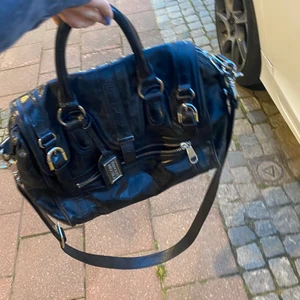 Väska  - En superfin väska från Badgley Mischka! Skriv för fler bilder💓 säljer fler väskor BUD:450, GÅR UT IDAG 