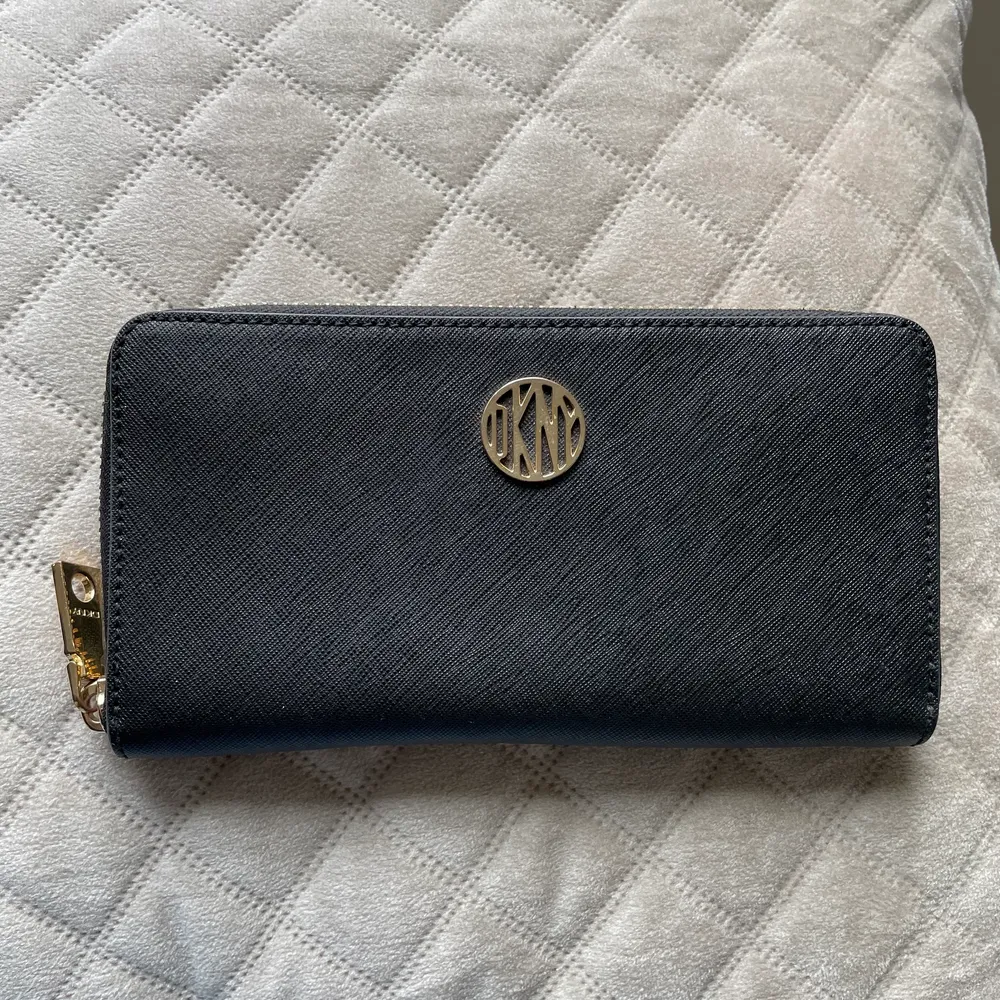 Använd ett fåtal gånger men får ingen användning av denna längre. Kan användas som clutch! Nypris på denna ligger på 1369kr. Buda eller köp direkt för 500kr. Det är spegeln som är smutsig på bilden inte plånboken.. Asusteet.