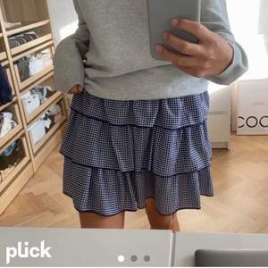 Säljer denna jättefina trendiga kjol då den är lite för liten på mig💗 Den är köpt här på Plick och den första bilden är lånad från den tidigare säljaren! Den är verkligen så söt och skulle passa super på en S-XS i storlek! Det tillkommer frakt💗