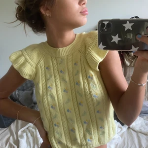 Zara stickad topp - Säljer denna jättefina stickade toppen från Zara då den inte kommer till användning💞 köptes våren 2020 för 239kr och därför säljer jag den för 150kr (priset kan diskuteras) 💞💞 KÖPAREN STÅR FÖR FRAKT 