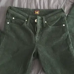 Säljer mina gröna Low waist Lee byxor som är i manchester. Väldigt bra skick då jag använt ett fåtal gånger. Passar på en xs och s. 💚 Kan diskutera pris!!