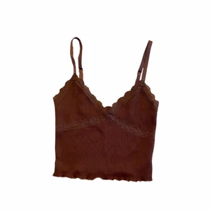 Brunt spestlinne 🤎 - Ett jättegulligt linne i perfekt skick, köpt på HM för 100kr (tror jag) och enbart använd några gånger då jag tycker att den är lite tight på mig 🤎🤎🤎