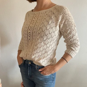 Tröja beige S - En strukturstickad tröja i retro style i beige. I nyskick. 100% bomull. Passar s/xs, passar även M, men sitter lite tight då(jag har storlek M). Längden 61 cm