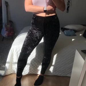 Tights - Lite tjockare tights med glansigt material. Går bra att ha på vintern ☺️