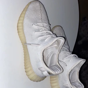 Yeezy cream white  - Storlek 40-41, använda ett par gånger inte sönder någonstans nypris 3, lägg bud!