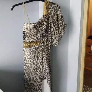 Jag säljer denna fina leopard klänning som är endast använd ett par timmar. Storlek 42  men kläningen är minskad till en mindre storlek. Så den går till m och l 