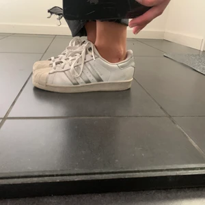 Vita addidas sneakers - Vit/silvriga addidas sneakers i bra skick. Frakt ingår inte i priset