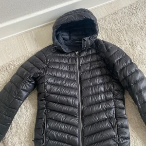 Peak performance jacka - Jätte skön jacka verkligen säljer endast pågrund av att jag har tröttnat lite på den men den är väldigt fin! Inga skador osv. Övriga frågor och fler bilder kom privat. Pris kan diskuteras💖