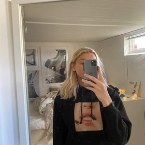 Svart Hoodie med tryck - Säljer denna fina oanvända hoodien med det fina trycket, eftersom den inte kommer till användning.. Den är köpt från ett UF-företag för 299kr 🤍