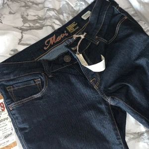 Mavi low-Rise jeans, skinny - Super fina, aldrig använda bara testade, laddar kvar (förutom prislapp) skinny, mörk blåa, för små för mig där av säljs