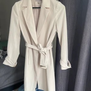 Beige kappa - Supersnygg kappa från hm, som är superskön till hösten eller våren. Väldigt sparsamt använd, inte använd värst många gånger o säljs nu pga att den är för liten för mig. Inköpt för något år sedan men ser ny ut i princip.  Strl. 34