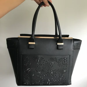 Svart väska - Svart väska från H&M. Använd men i gott skick. Lite slitage på handtagen som syns på bild 3. 