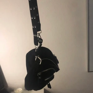 Axelväska - Säljer denna trendiga väska från Gina då den inte kommer till användning:)