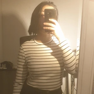 H&M randig tröja strl L - Köpte plagget för ett par år sedan men har använt den några få gånger. Kommer inte riktigt ihåg original priset. Självklart tvättas och desinfekteras den. Kan mötas i Skåne annars står köparen för frakten