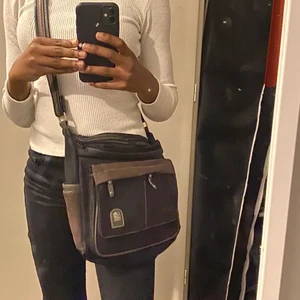 Väska  - Fin lagom stor svart/brun väska i gott skick! Hittar ingen användning för den känner därför för att sälja den 