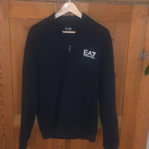 Armani zip tröja Storlek M/L - Säljer en Armani zip tröja som är storlek L passar M/L har användt den ett fåtal gånger. Det finns inga hål eller smuts fläckar skulle ge den 9/10. Har ej ett pris så ni får gärna börja buda. Har Qr kod som ni kan få det är bara att skriva om ni har några andra frågor eller vill ha mer bilder.