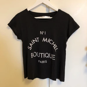 T-shirt med tryck - Från Lager 157, storlek XS. Uppvikta ärmar. Samfraktar gärna.