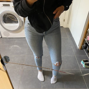 Jeans bikbok - Jeans från Bikbok med hål! Skicka dm vid intresse! Köpare står för frakt!!❤️