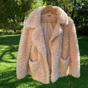 Fluffig jacka Hm Divided, stl M - Ljusbeige fluffig jacka från Hm Divided. Stl M. 