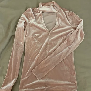 Festtopp - En perfekt rosa festtopp i sammet. Som ny. Säljer pågrund för liten för mig. Strl XS