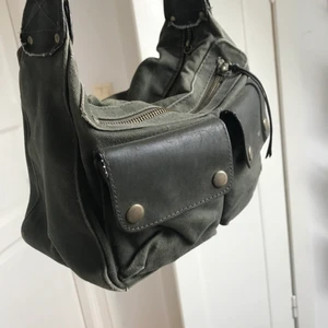 Väska - Jättefin väska! Militärgrön med två fickor på framsidan🪖🐍💘