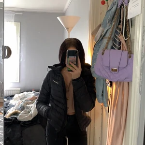 Höst jacka peak performance  - Svart peak performance jacka fint skick det fin dock en liten reva på under sidan av höger arm se bild 