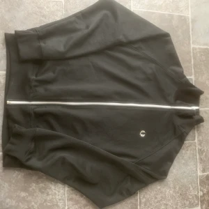 Fred Perry tröja storlek M - Har använt den ett par gången men inga fläckar eller liknande 